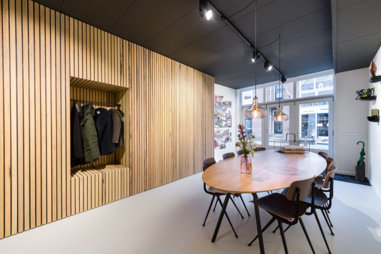 Spreektafel en garderobe architect Bikker