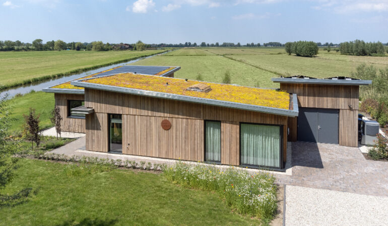 Houten bungalow in polder